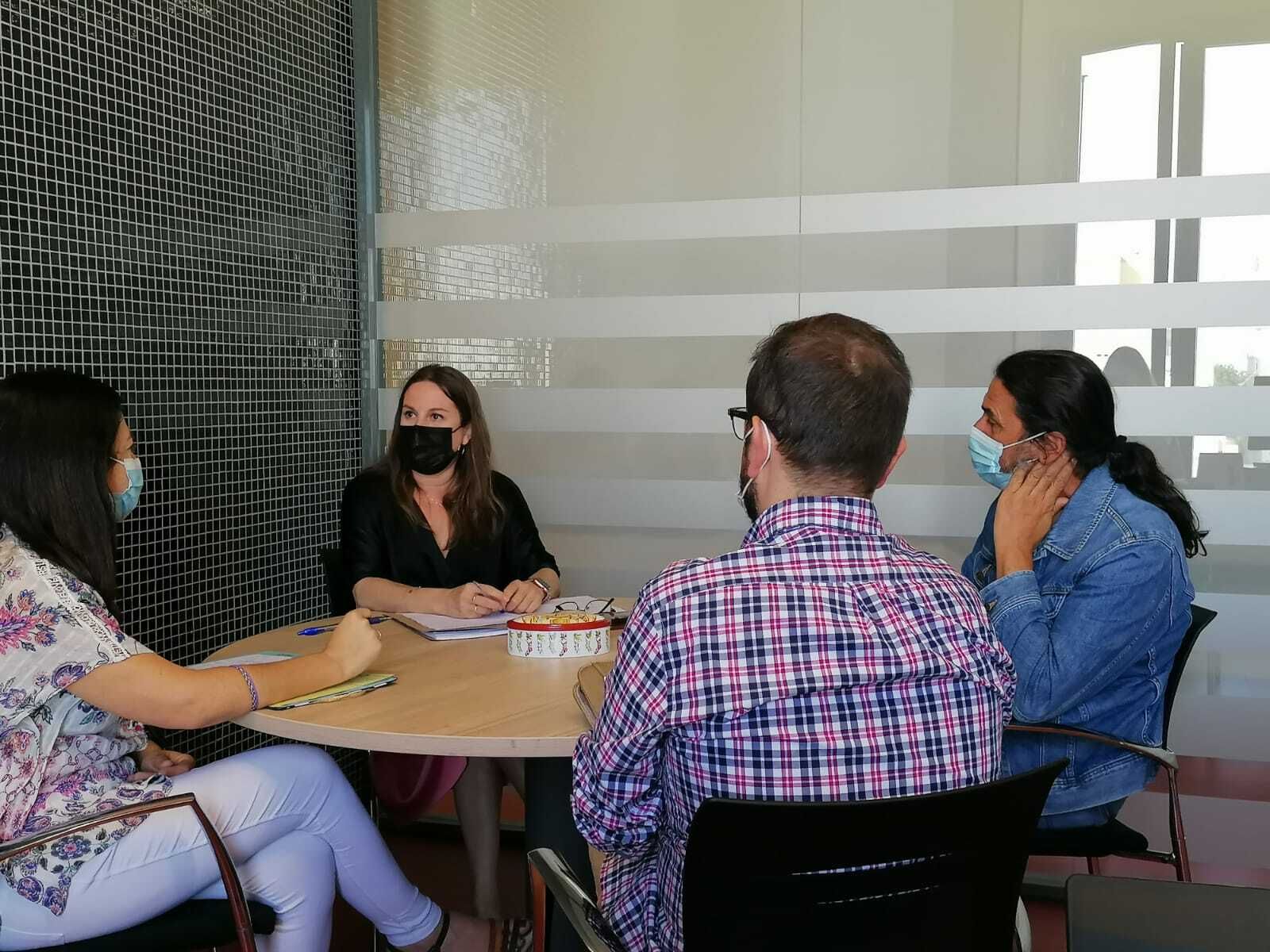 La concejala de Empleo con el equipo de EQUA.