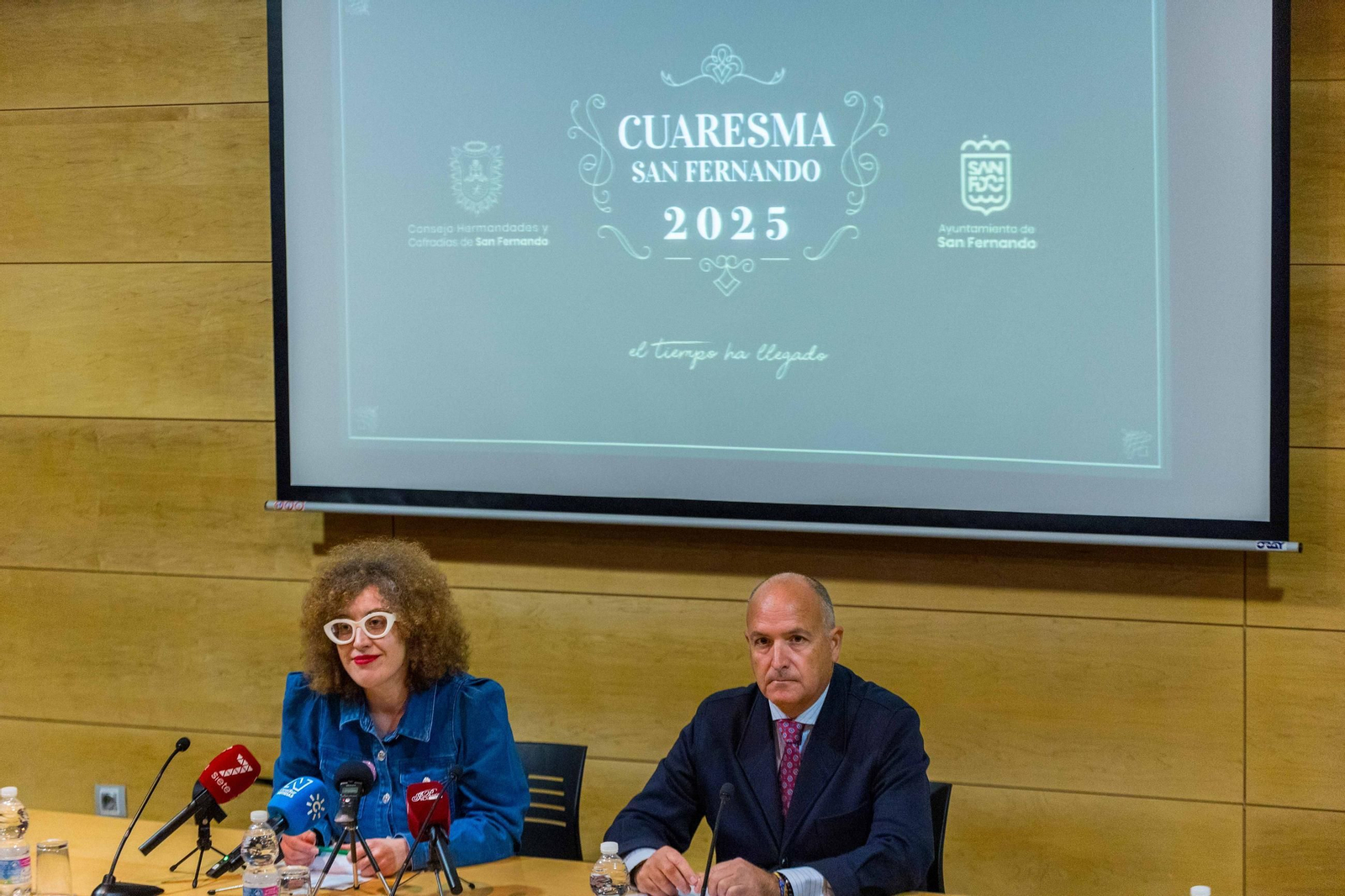 La concejala de Cultura del Ayuntamiento de San Fernando, Pepa Pacheco, y el presidente del Consejo de Hermandades, Manuel A. García L´popez, en la presentación de la Guía de la Cuaresma 2025