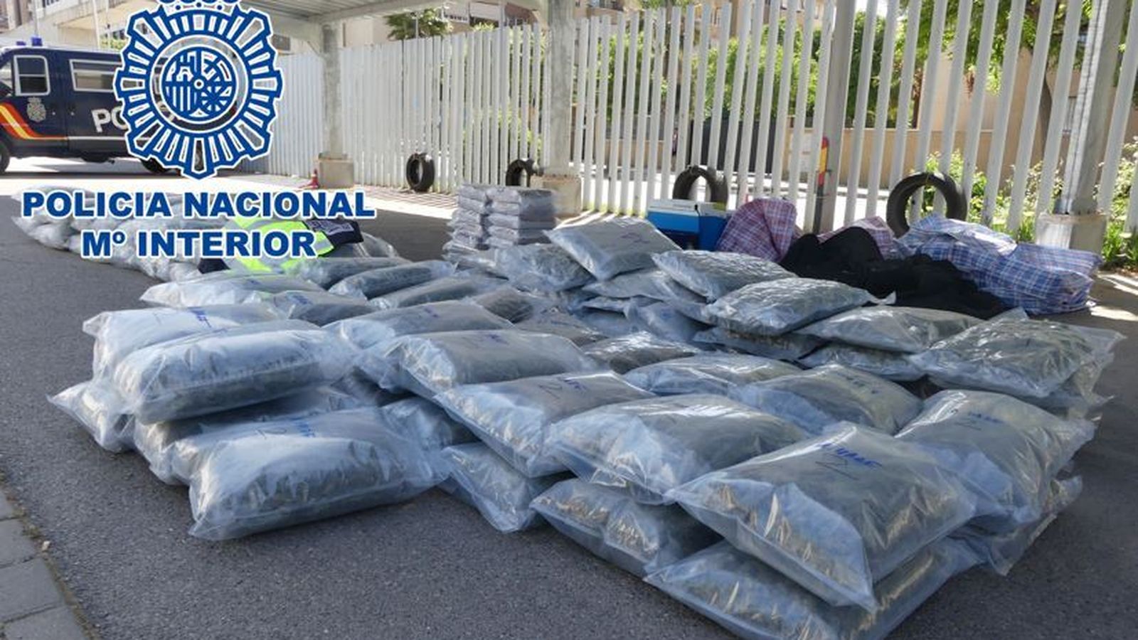 Los paquetes de droga incautados en el camión.