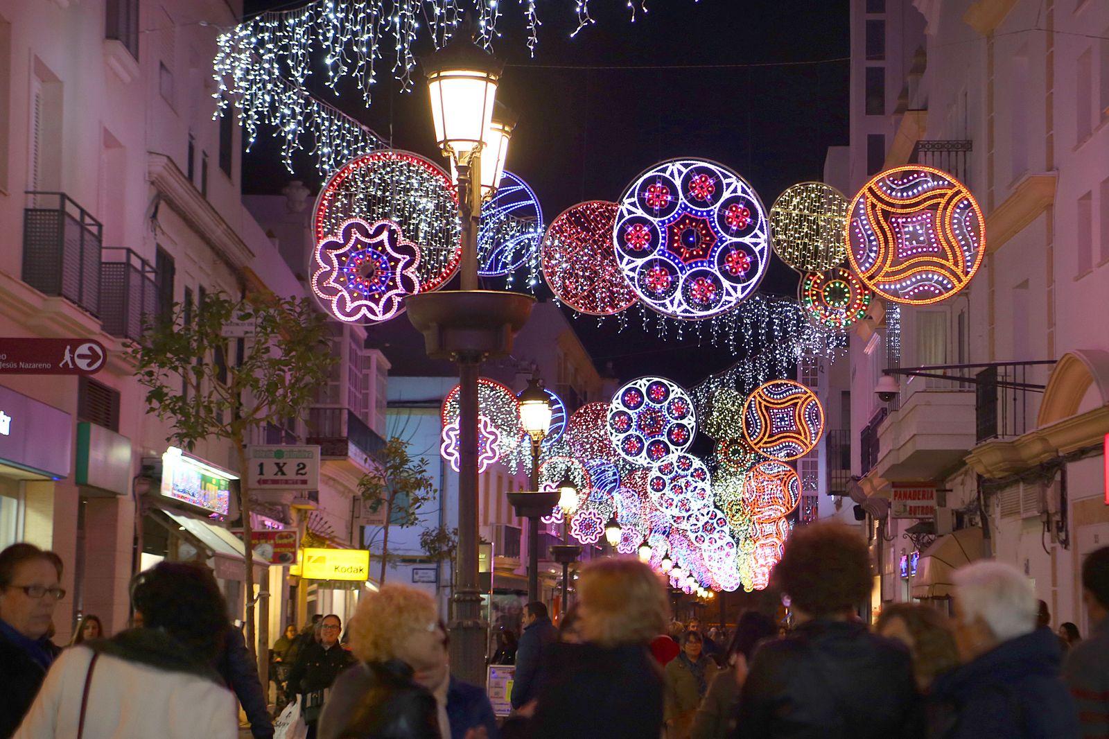 Una calle de Chiclana en plenas Navidades.