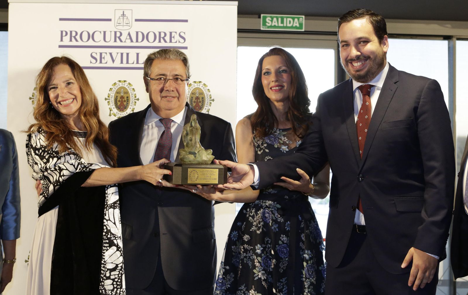 Zoido, con el premiado otorgado por los procuradores