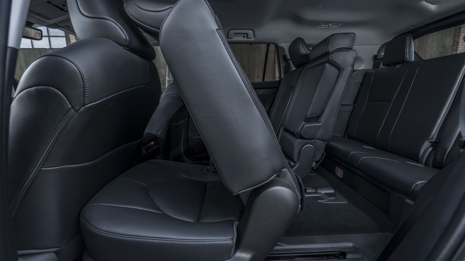 Para facilitar tanto el acceso como el acomodo de los ocupantes de la tercera fila de asientos, los asientos de la segunda se deplazan longitudinalmente.