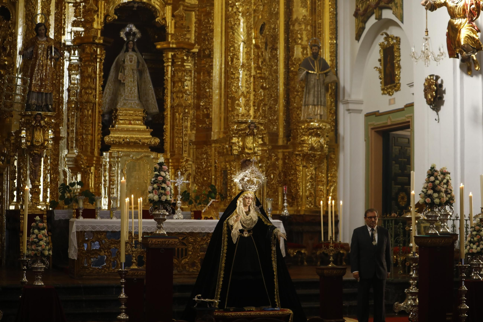 Las mejores fotos del besamanos de la Virgen de la Quinta Angustia de Córdoba