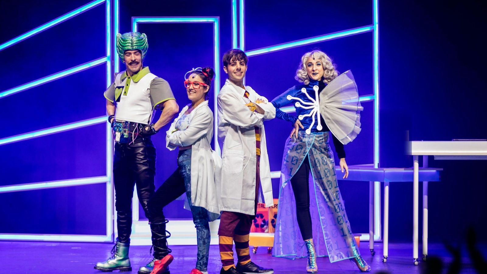 Una noche surge Troyana del ordenador de Cereza, un virus informático que da vida a un PIN8 de carne y hueso que no para de mentir