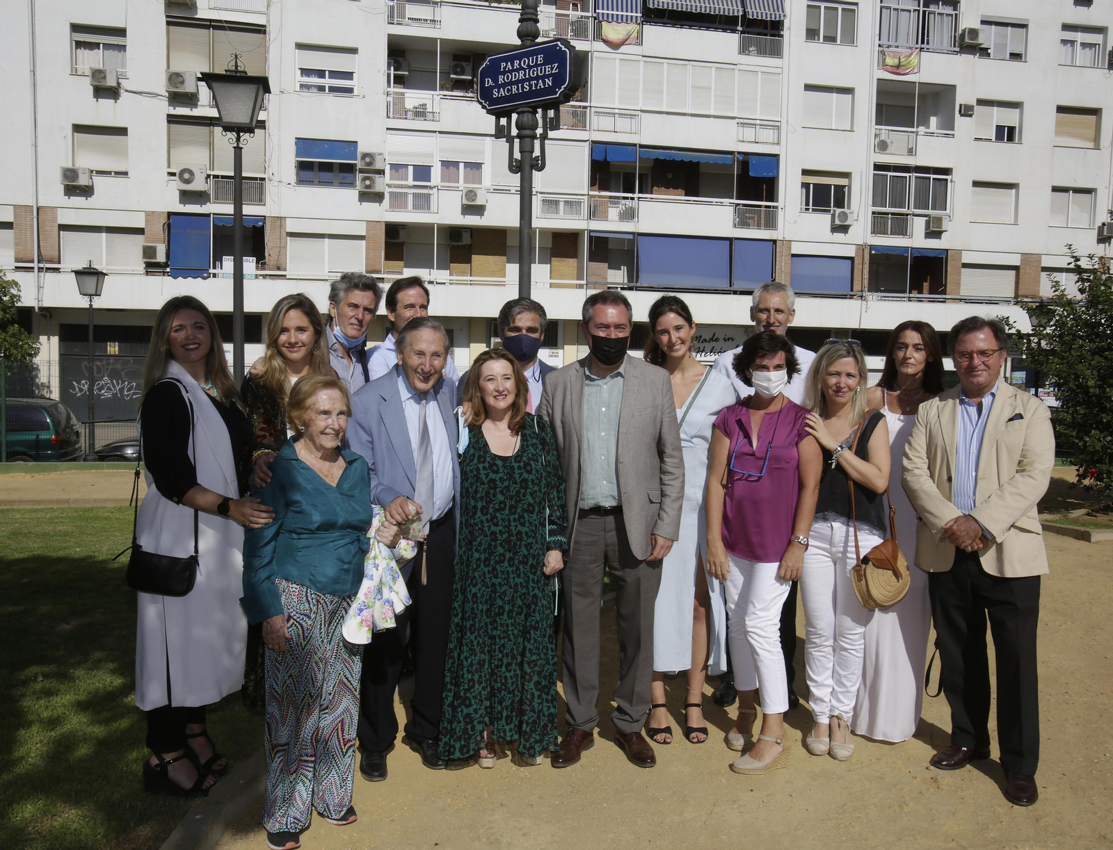 El alcalde, con Jaime Rodríguez Sacristán y su familia en el parque dedicado al prestigioso psiquiatra