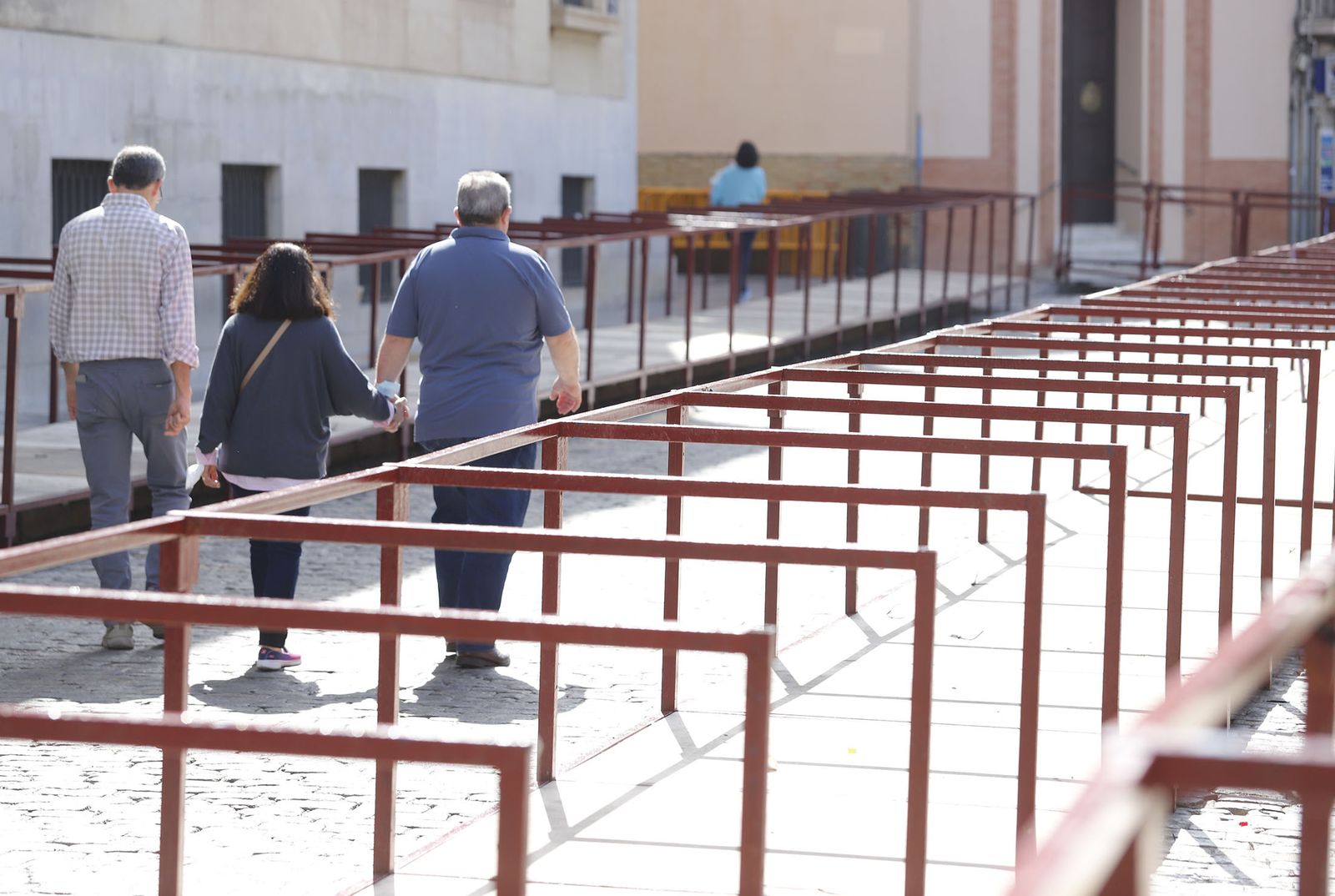Comienzan a retirar los palcos de la carrera oficial de la Semana Santa de Huelva