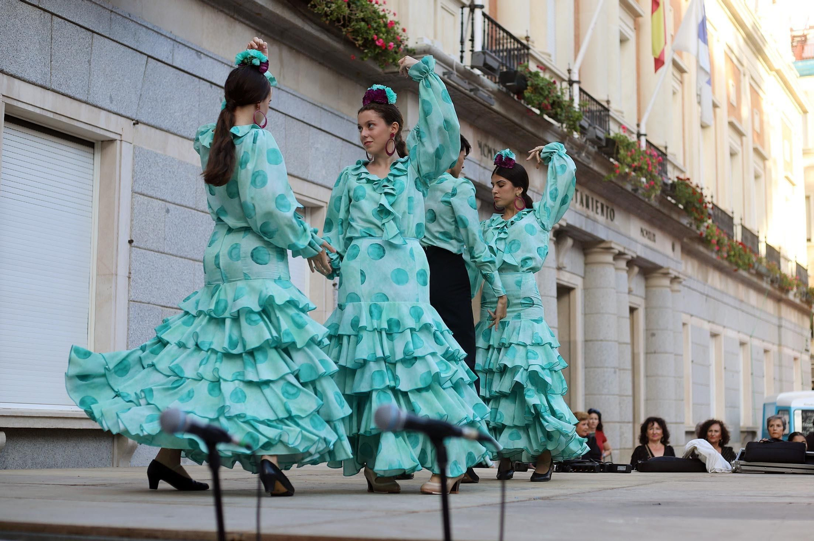 Imágenes de Huelva en blanco y azul, la noche del comercio