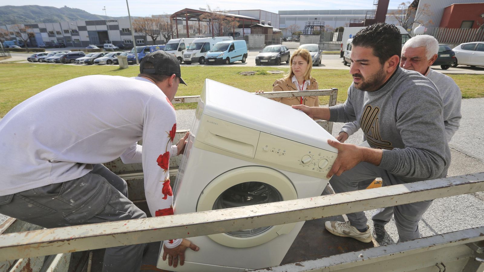 Ricardo Sánchez ayuda a cargar una lavadora para una familia damnificada.