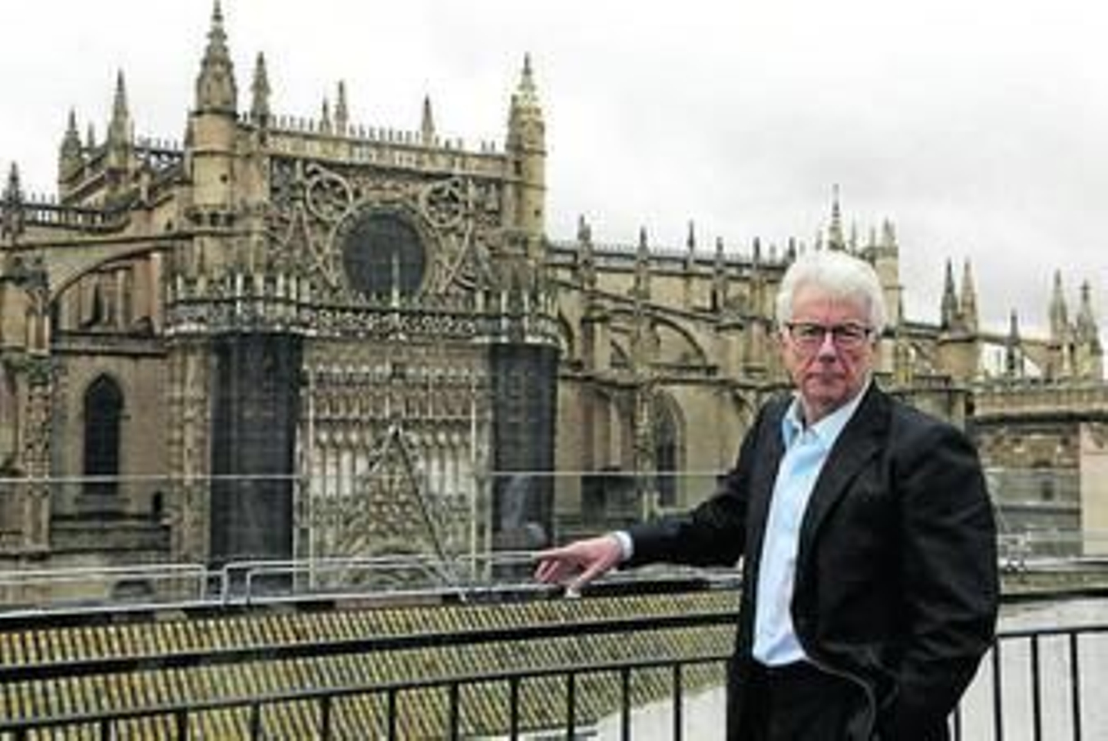 Follet, con la Catedral de Sevilla al fondo.
