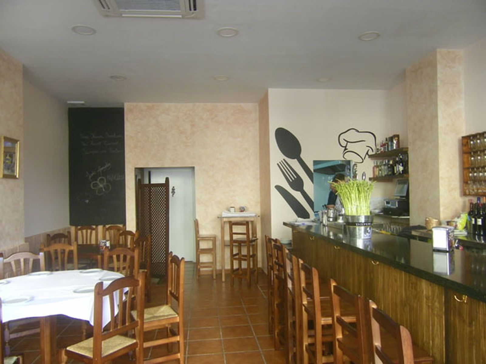 La Bocacha. Calle Paraíso, 4. Extraordinaria ensaladilla, buen marisco y revueltos para llegar a la Feria con un buen comienzo. Local muy acogedor.