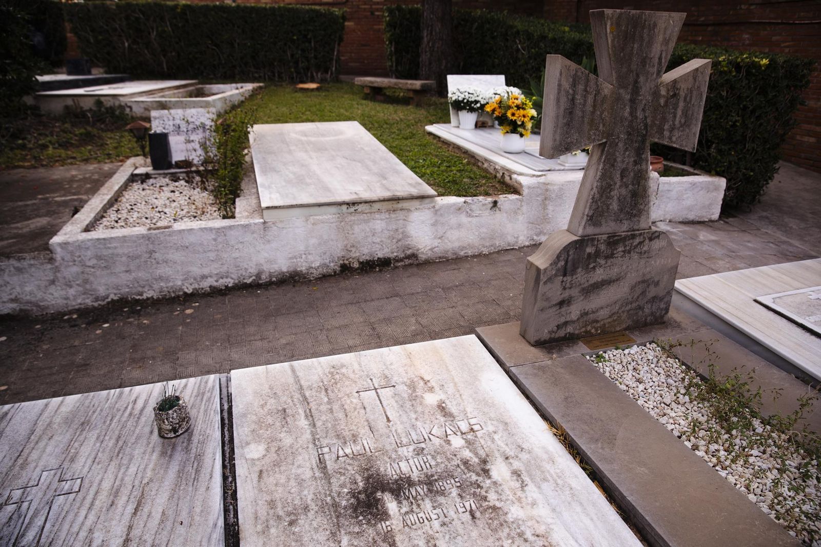 La tumba de Paul Lukas, el actor de origen húngaro que ganó el Óscar en 1944 frente a Humphrey Bogart.