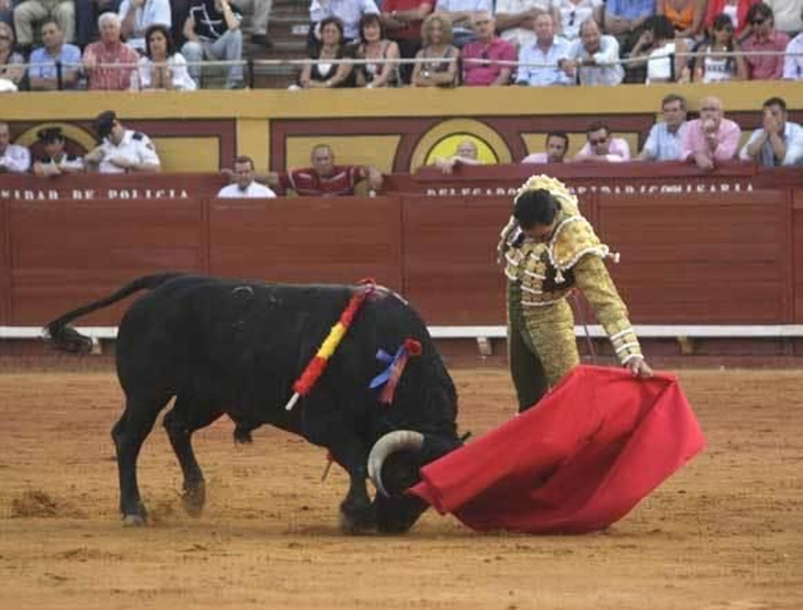 El Cid corta una oreja en una decepcionante corrida de Victorino El Cid corta una oreja en una decepcionante corrida de Victorino