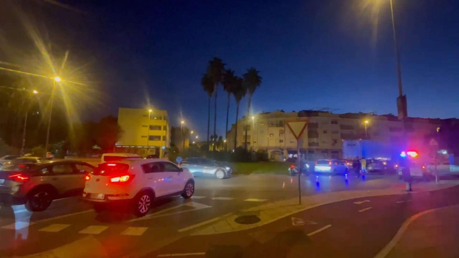 Retenciones en la rotonda del Burguer King tras un accidente entre un camión y un coche