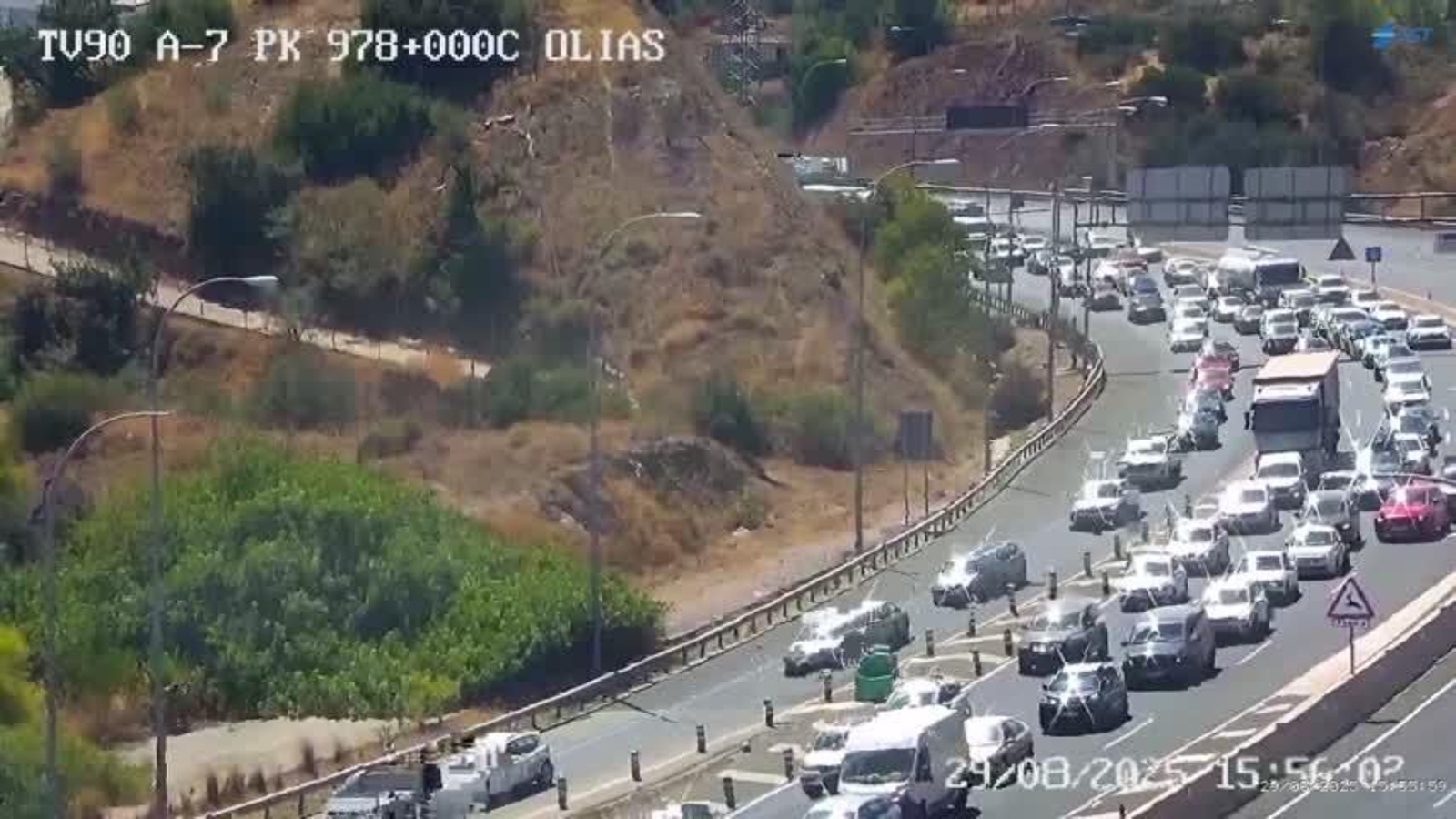 La fila de coches generada por el alcance en Rincón.