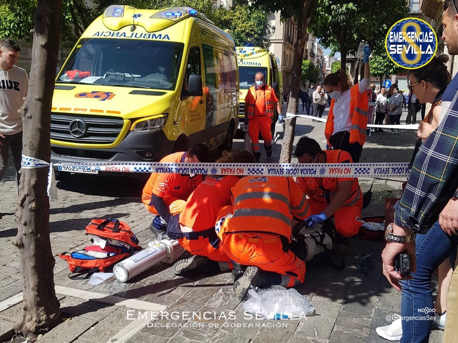 Maniobras de reanimación al turista francés en la calle Alemanes.