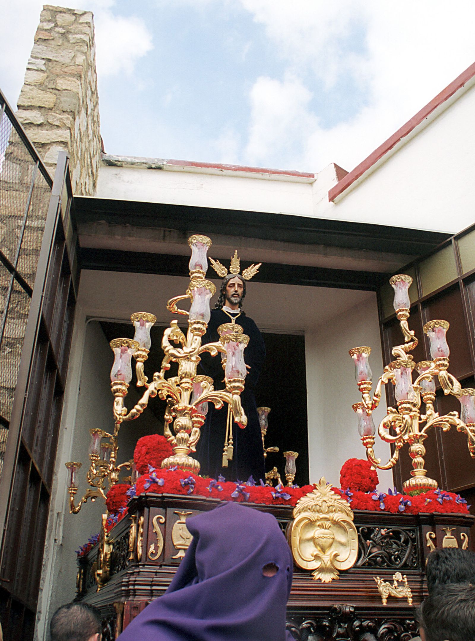 El Cautivo de Torreblanca saliendo de la parroquia aún sin el misterio.