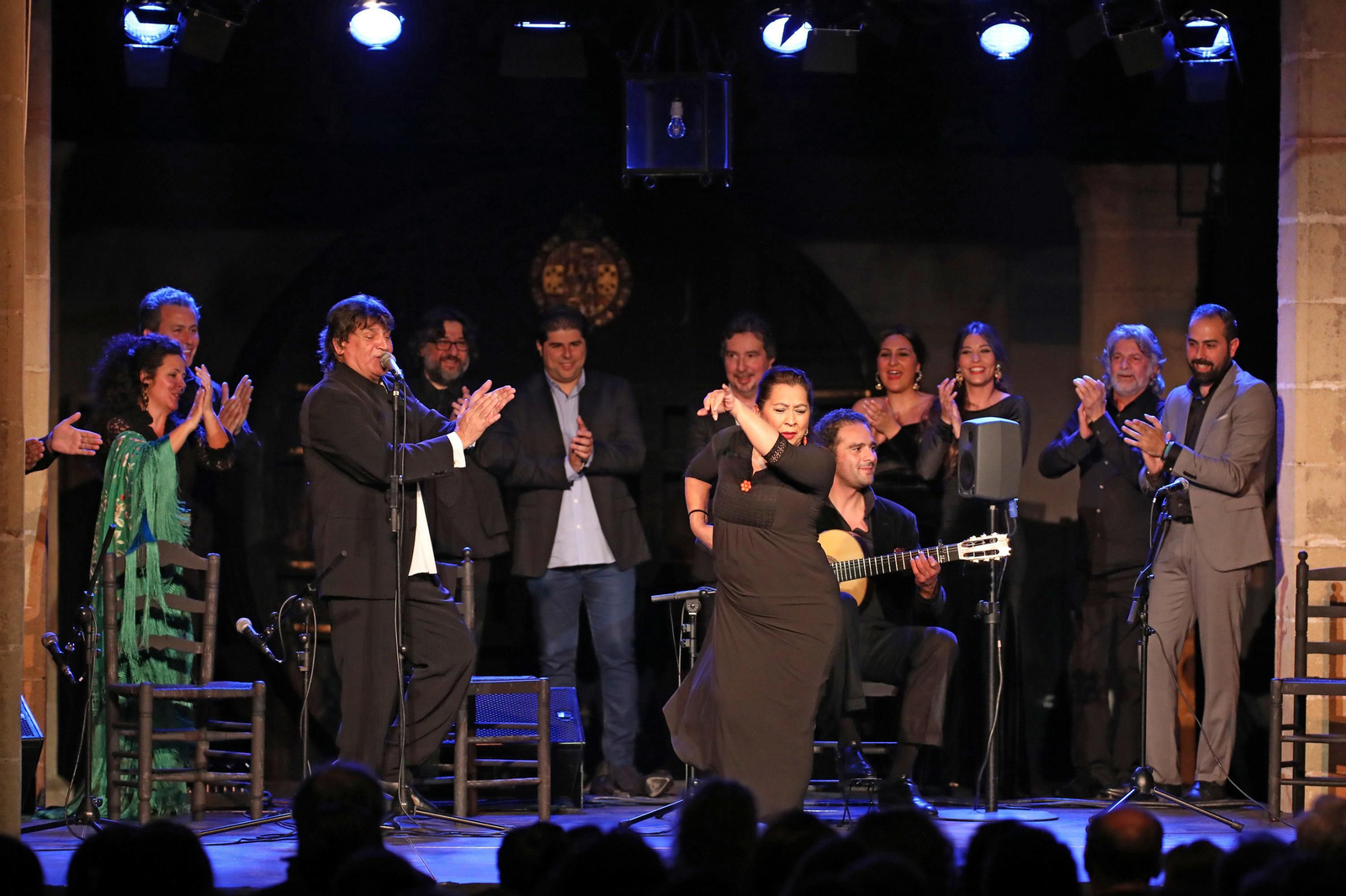 Vicente Soto canta por bulerías a su mujer, Luisa Heredia, en el fin de fiesta de su espectáculo, junto a todo el elenco.