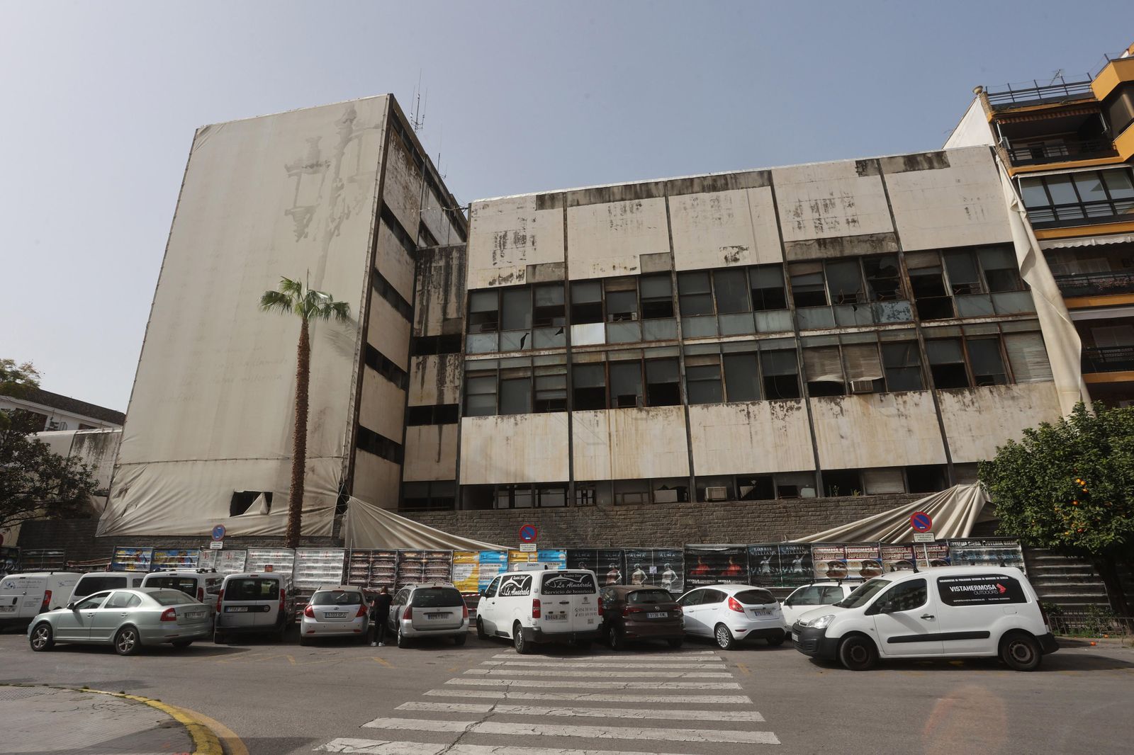 Estado de la fachada de la antigua comisaría de la Gavidia a principios de año.