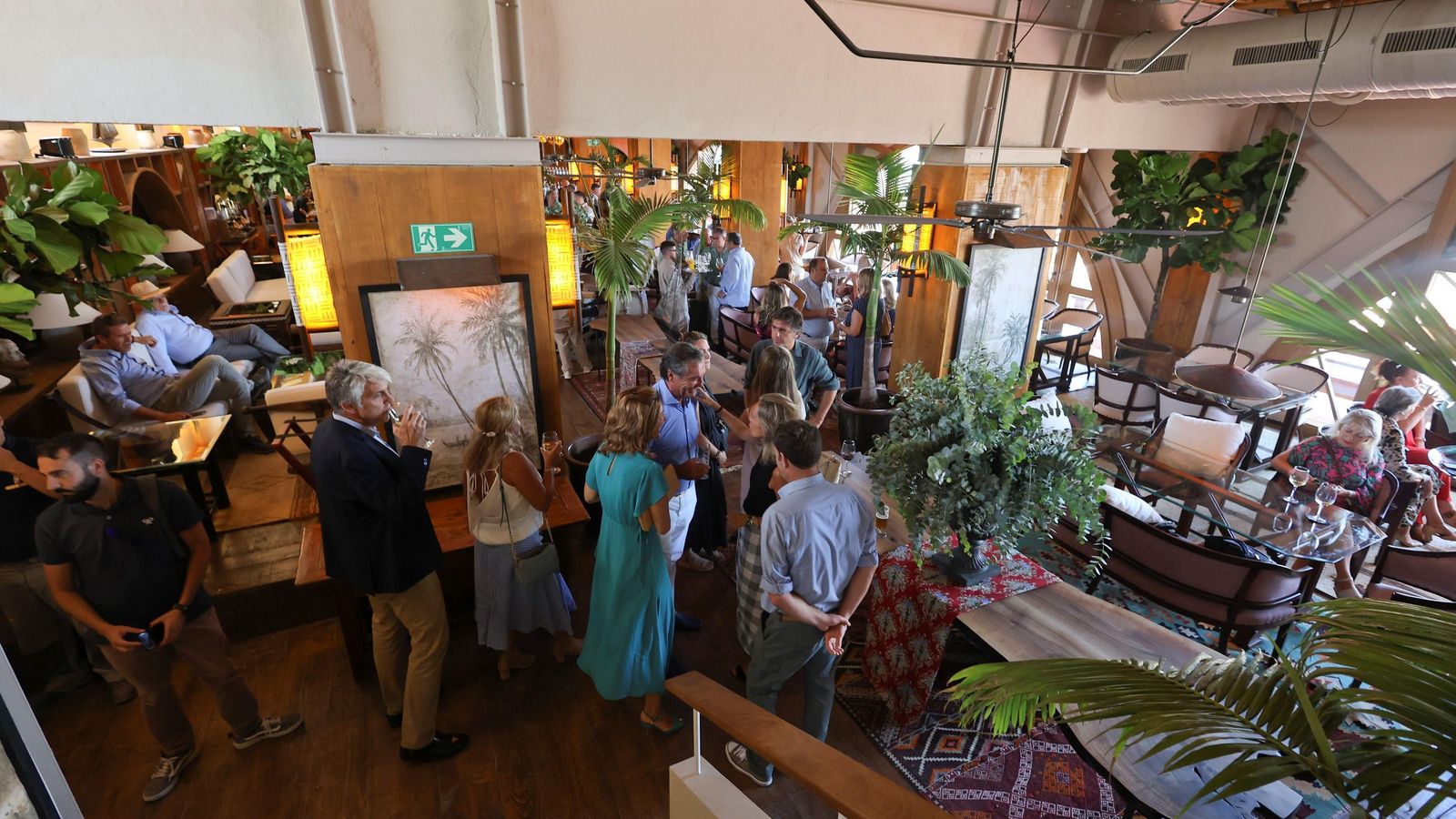 Plano general de uno de los salones del establecimiento.