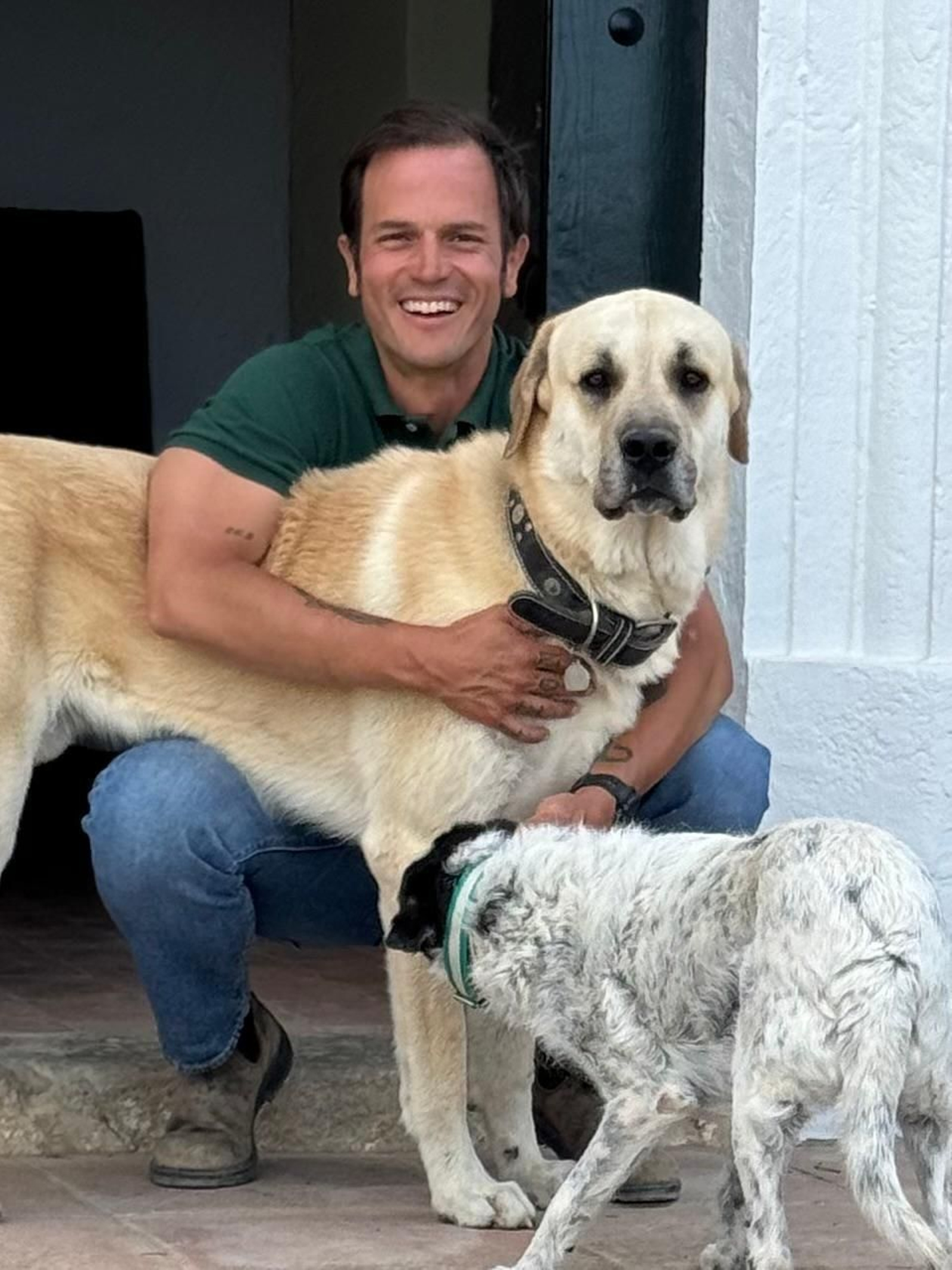El propietario, con sus perros.