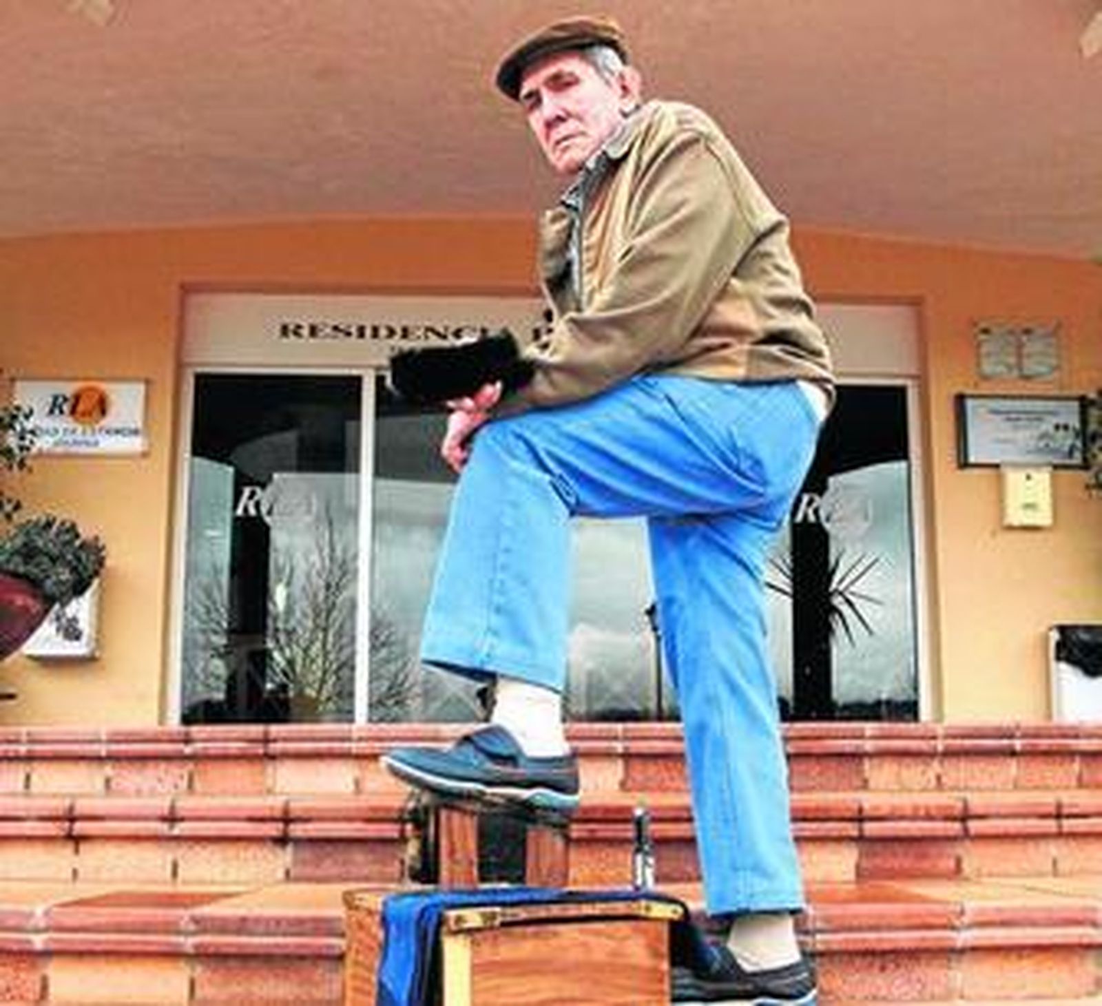 Kid Betún, en la puerta de Lago de Arcos, la residencia en la que vive desde hace un año.