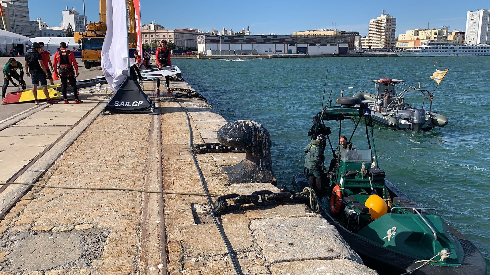 Imágenes: Buzos de la Guardia Civil sacan del mar parte de la embarcación del equipo español de SailGP