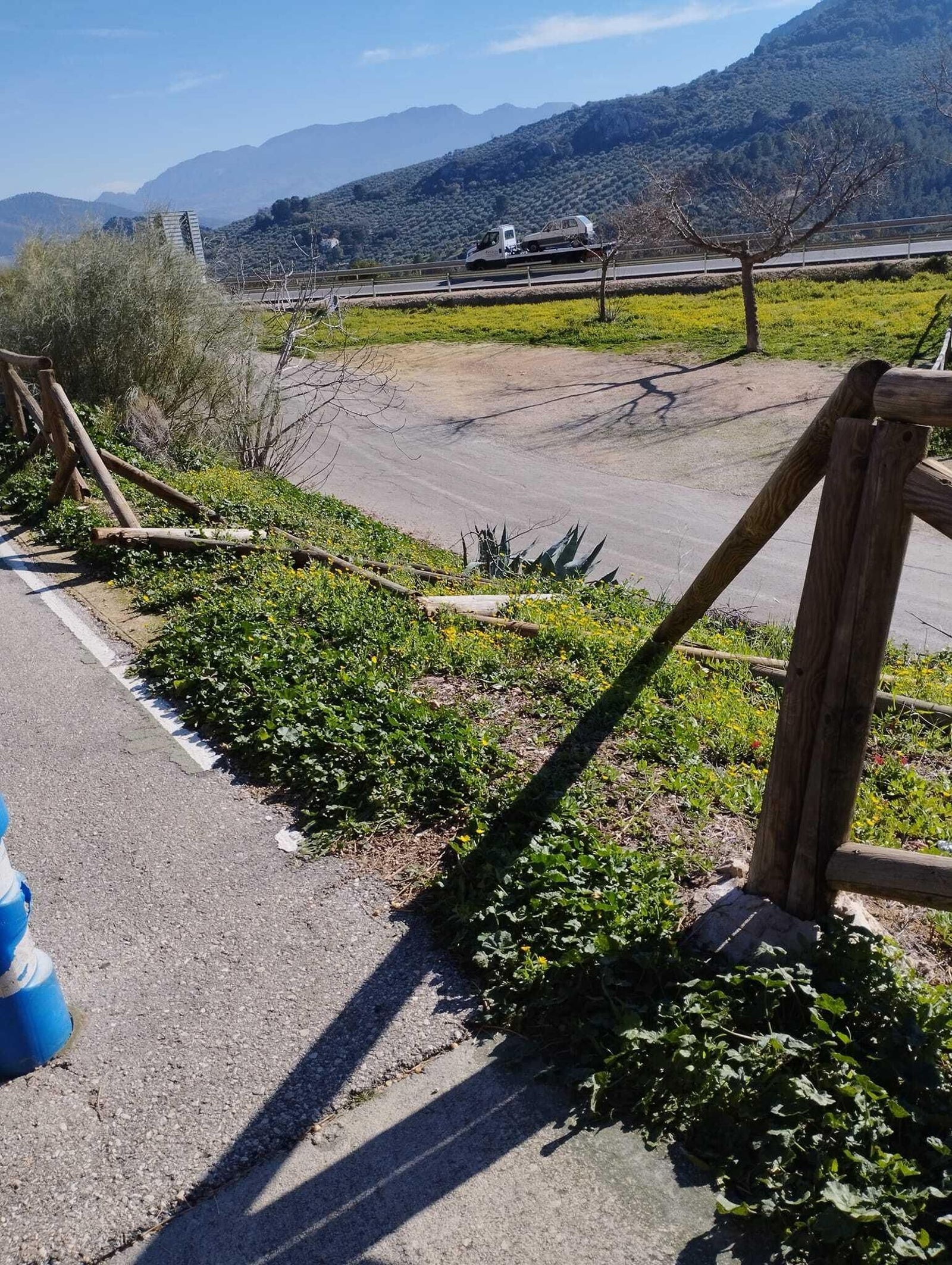 Así se encuentra la Vía Verde de Jabalcuz: vallas rotas, señales arrancadas y suciedad