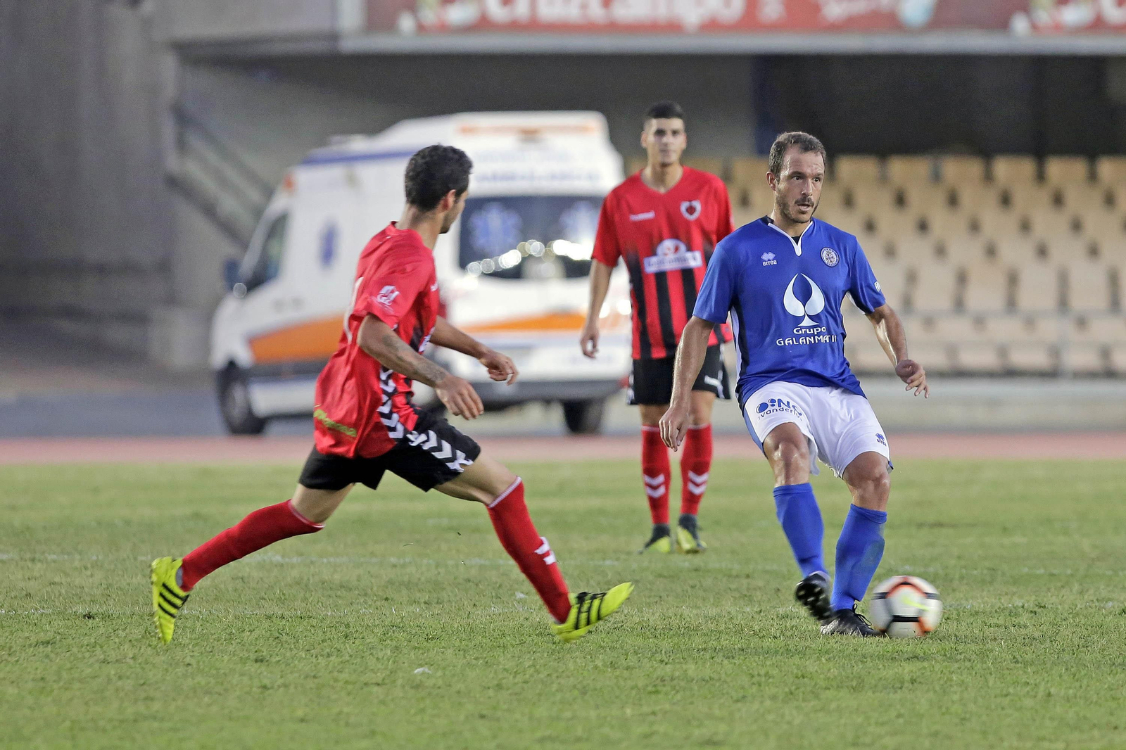 Jorge Herrero distribuye el juego en el centro del campo de Chapín durante el partido contra el Cartaya.