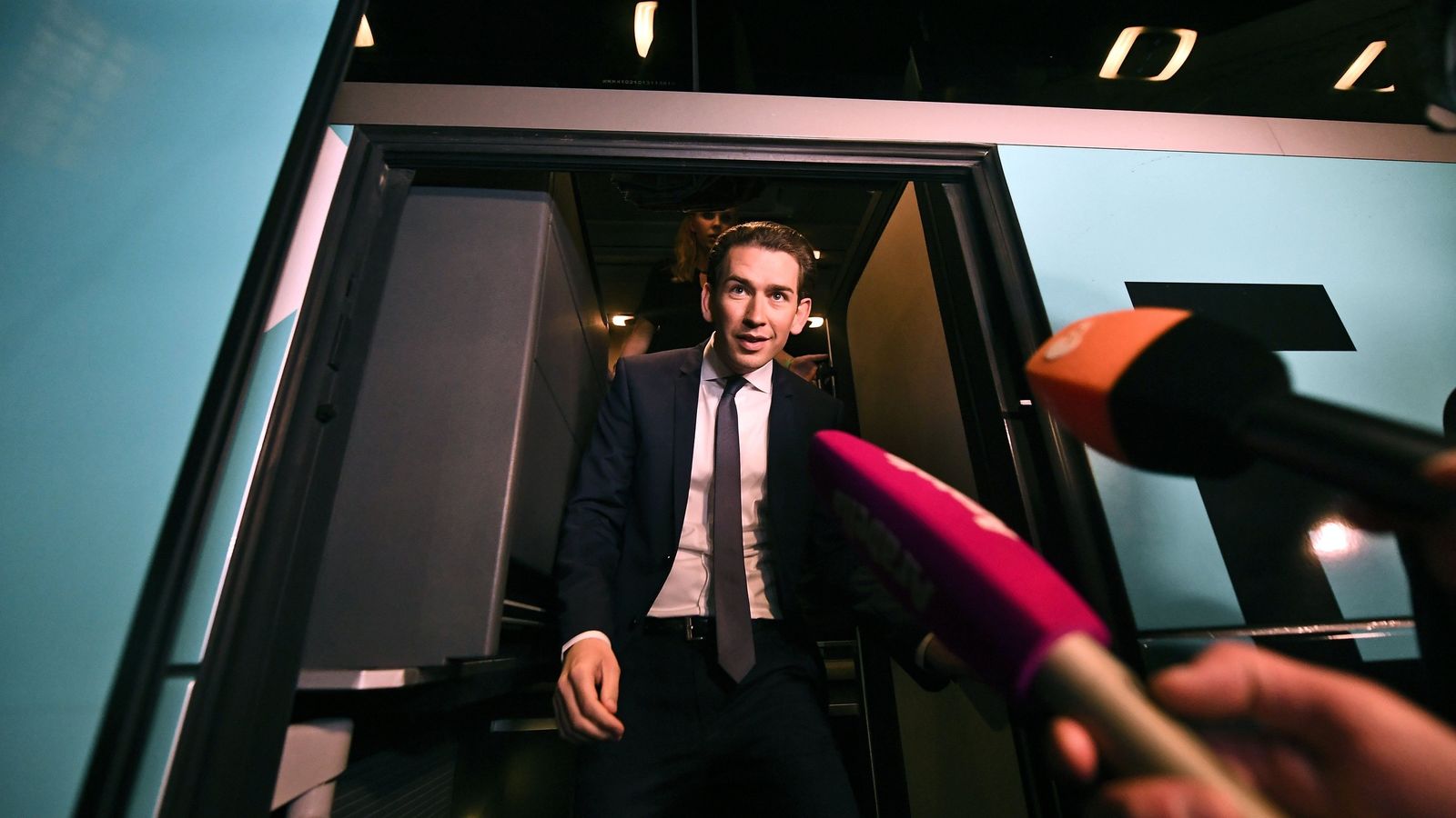 Sebastian Kurz, ganador de las elecciones en Austria, se apea  del autobús tras su triunfo en las urnas.