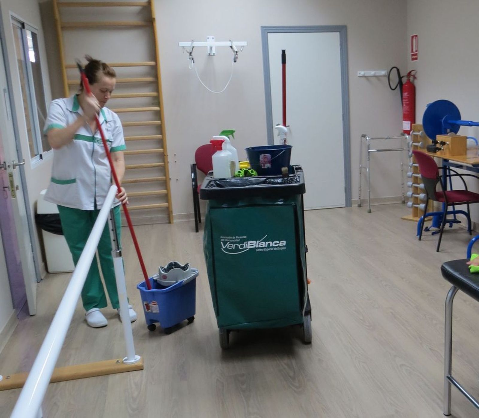 Limpiadora de Verdiblanca en uno de los centros de la Universidad de Almería.