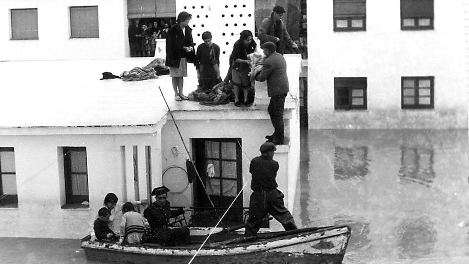 Varias personas socorren desde una barca a vecinos de la barriada El Pilar que se resguardaban del agua en el techo de su vivienda. Varias personas socorren desde una barca a vecinos de la barriada El Pilar que se resguardaban del agua en el techo de su vivienda.
