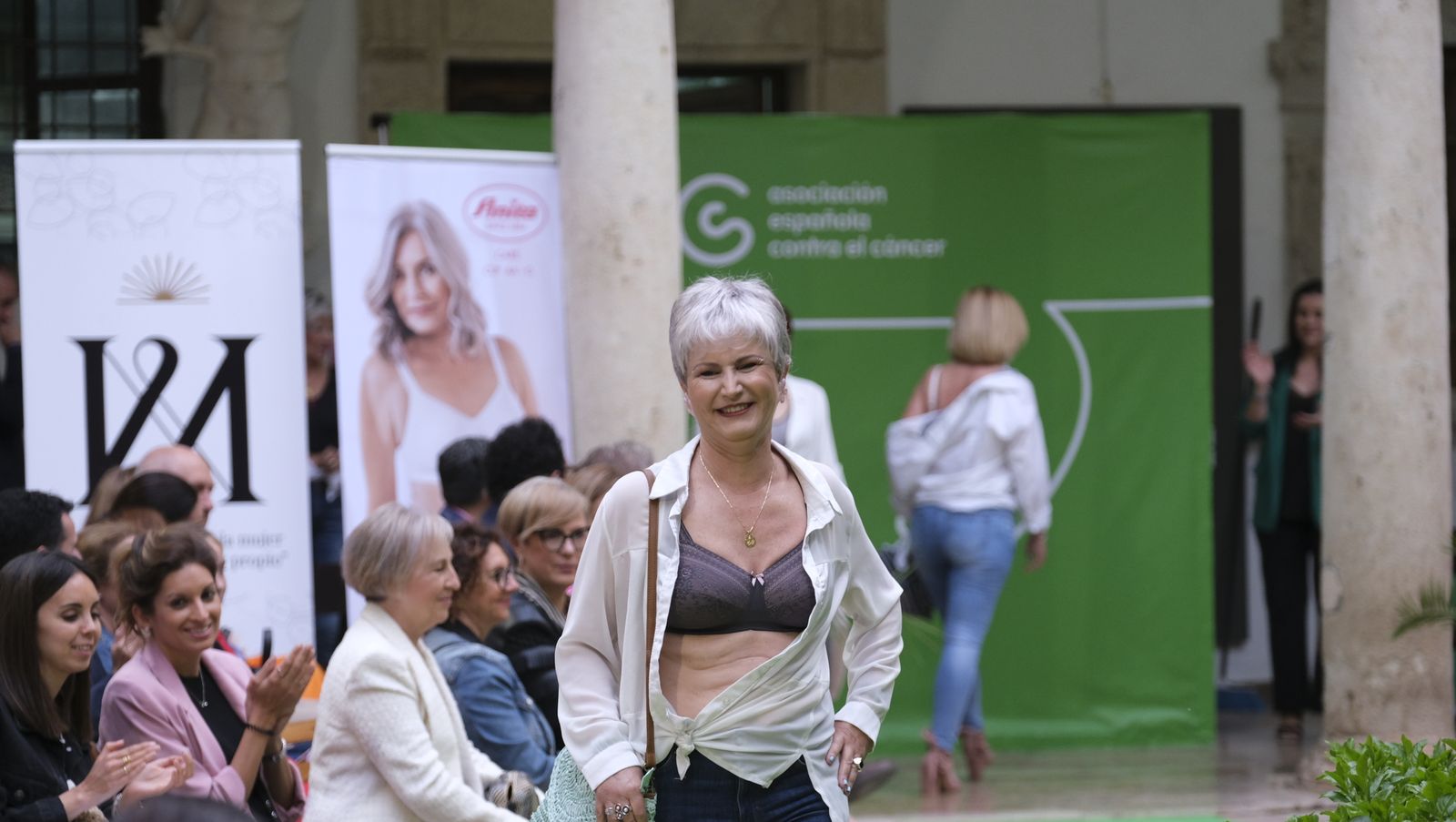 Imágenes del desfile benéfico contra el cáncer, en la Escuela de Artes de Almería
