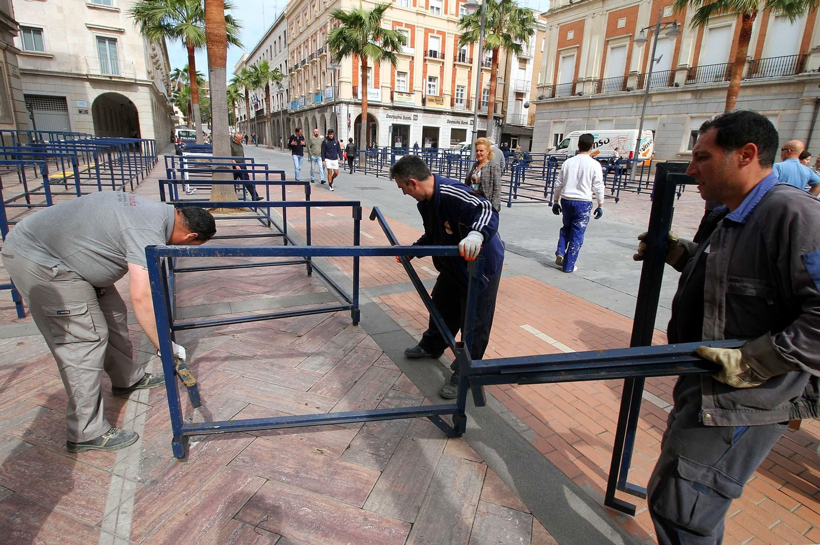Imágenes del montaje de los palcos para la Semana Santa onubense