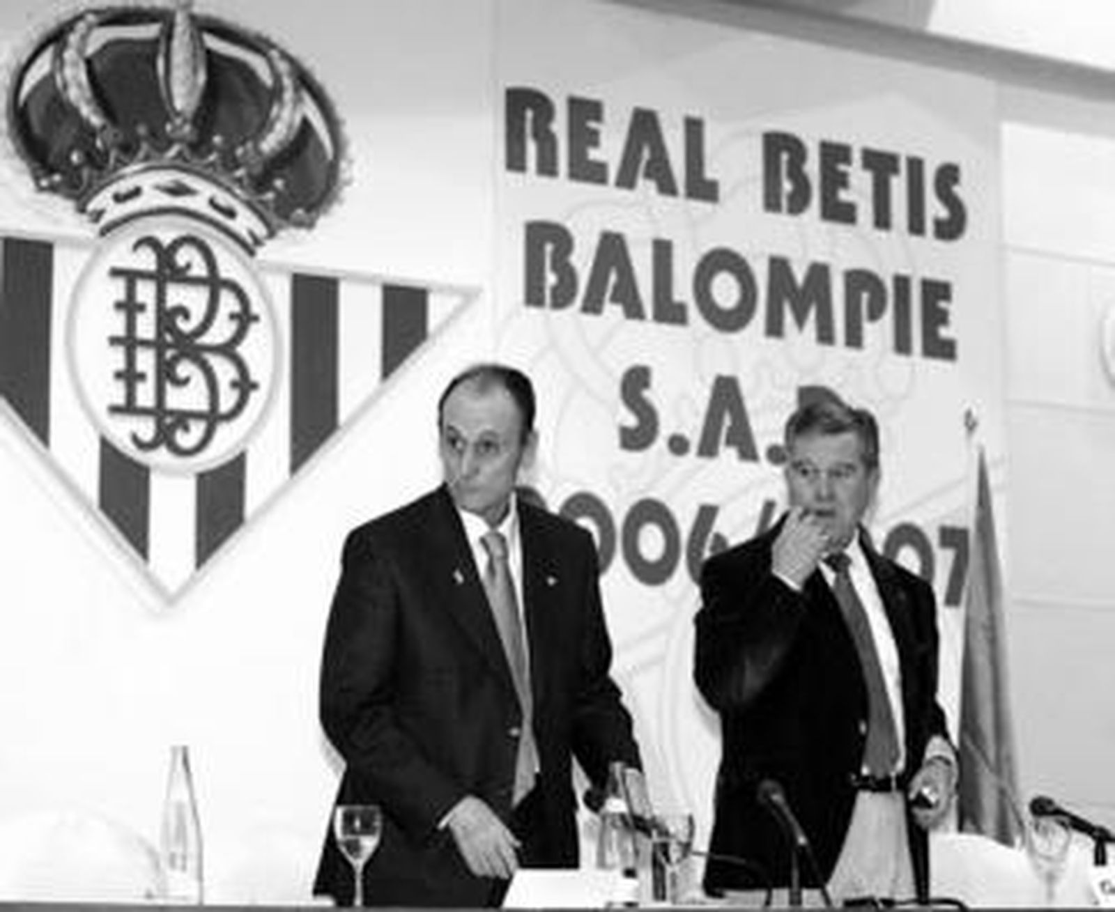 Manuel Ruiz de Lopera junto a José León, durante una junta del club verdiblanco.