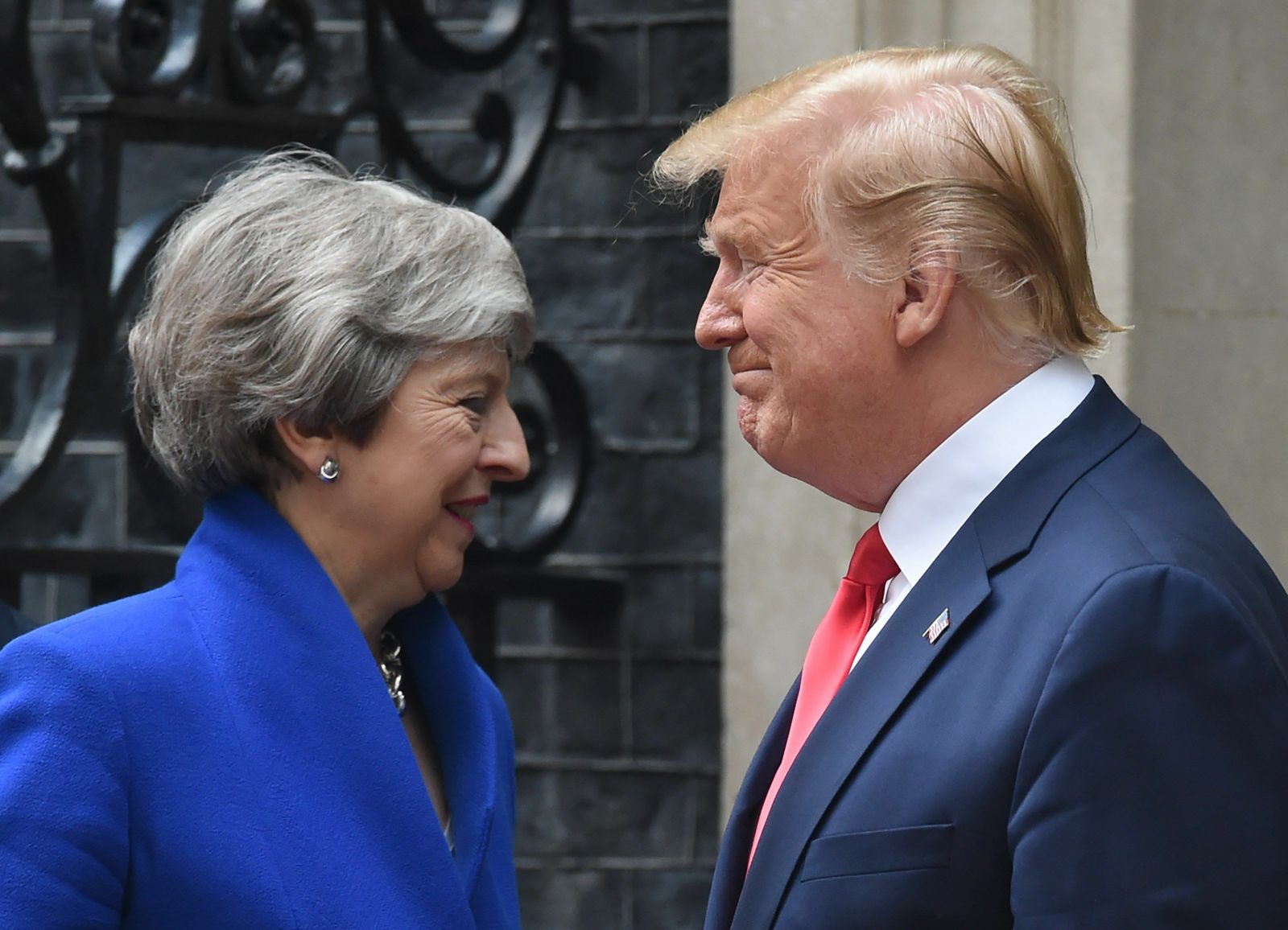 Theresa May y Donald Trump sonríen a las puertas de Downing Street.