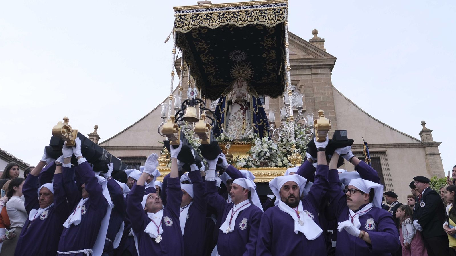 La complicada salida hace que los hermanacos casi no llegan a los varales del trono. La complicada salida hace que los hermanacos casi no llegan a los varales del trono.