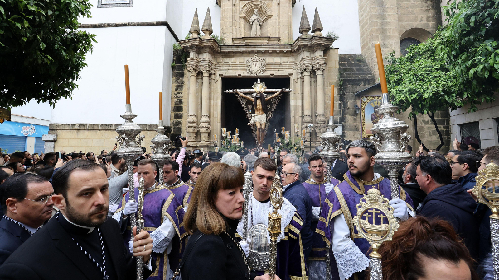 Las Viñas y El Cristo vuelven a sus templos
