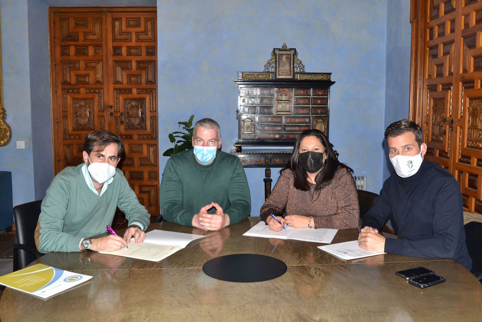 Dolores Amo y Martín Torralbo, de Iprodeco, durante la firma del convenio con la Asociación de Empresas de La Carlota.