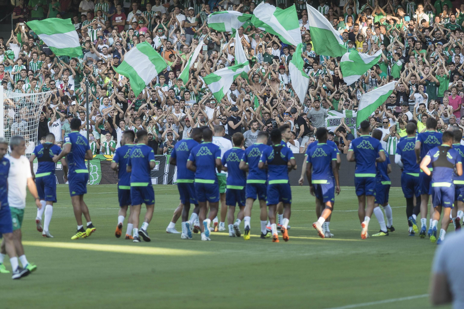 Los jugadores del Betis entrenan frente a 13.000 aficionados.