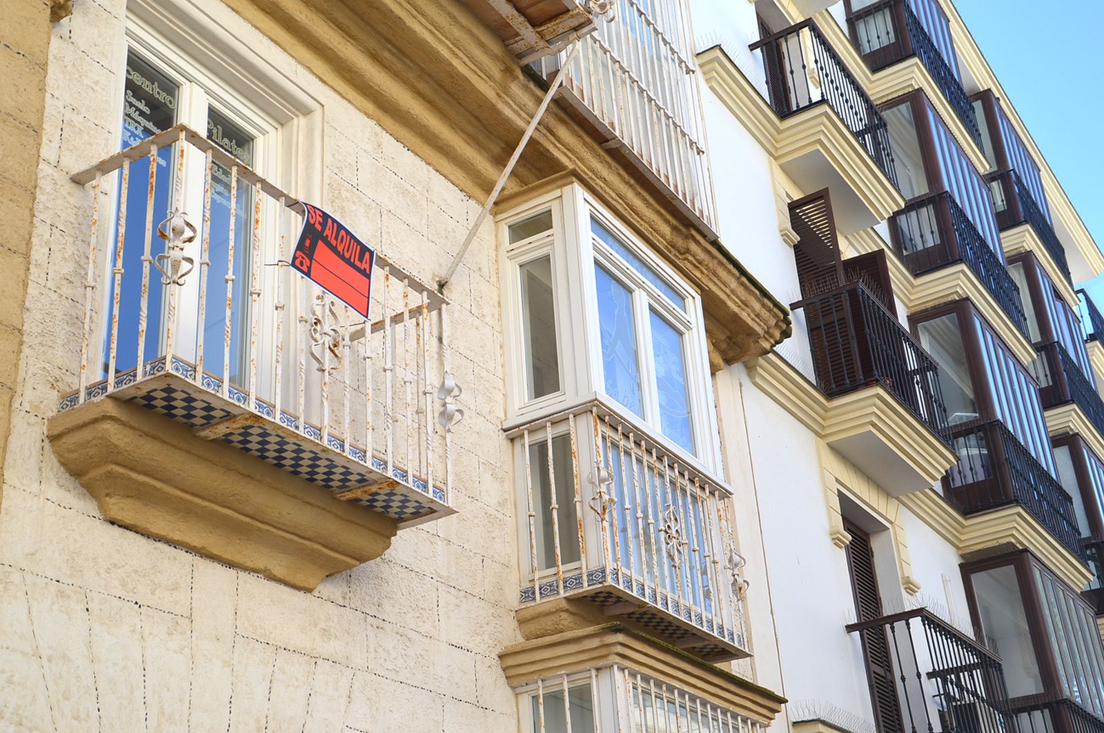 Cartel de una vivienda en alquiler en San Fernando.