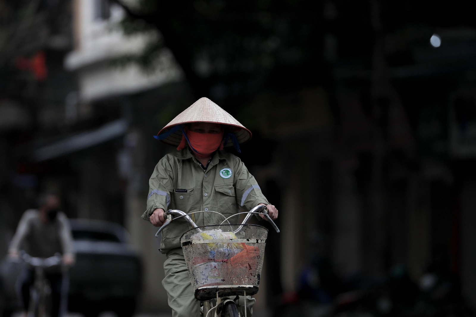 Una vietnamita se desplaza en su bicicleta
