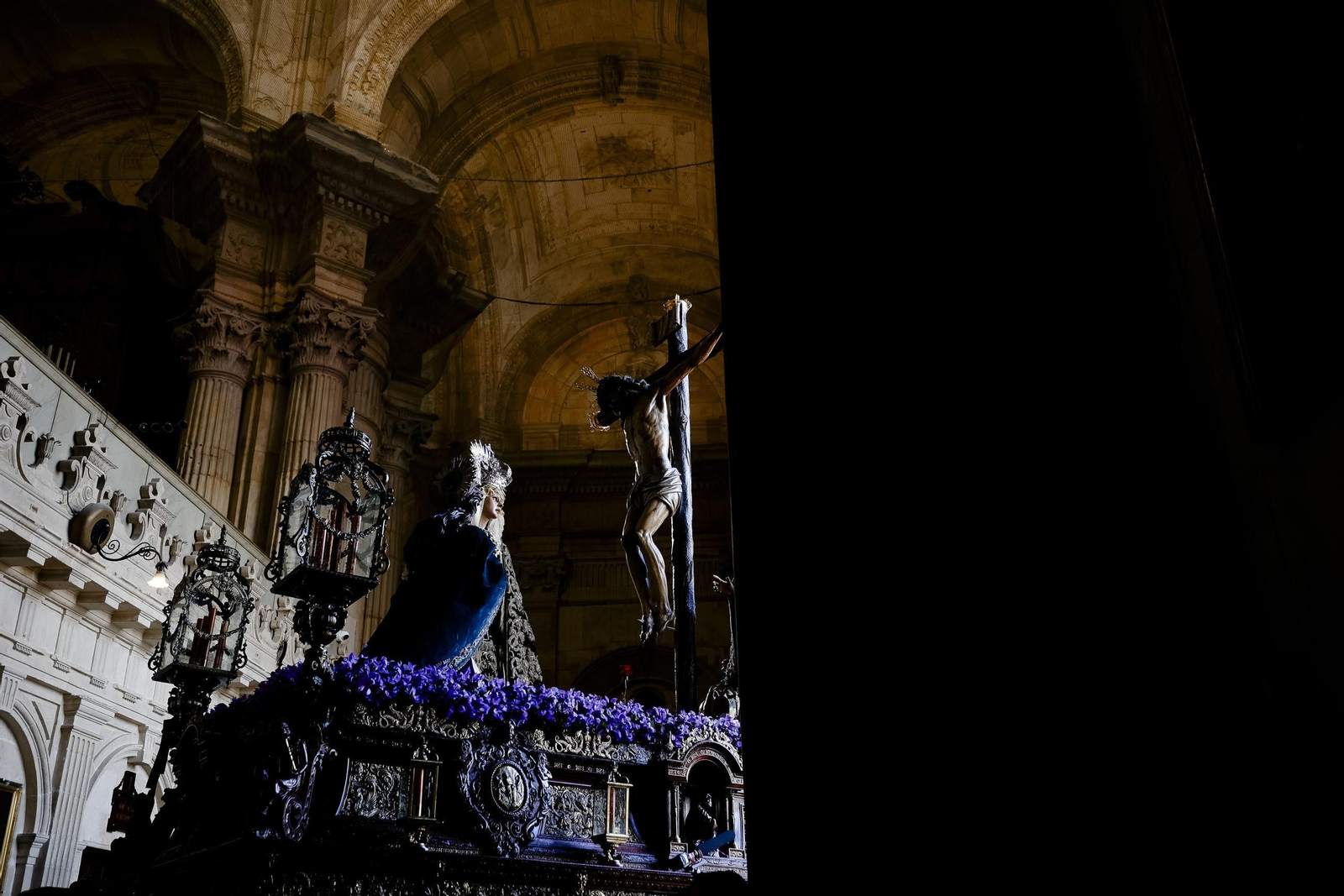 imágenes de la salida de Piedad, bajo llluvia y granizo, en la Semana Santa de Cádiz 2025