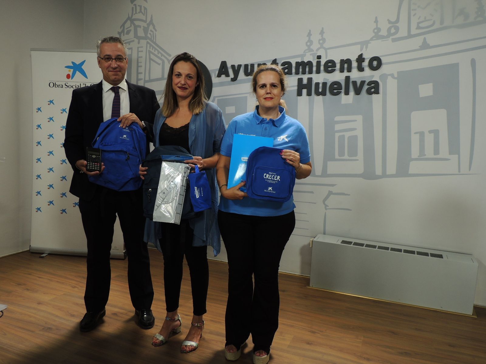 Presentación de los kits escolares que se repartirán en la ciudad de Huelva.