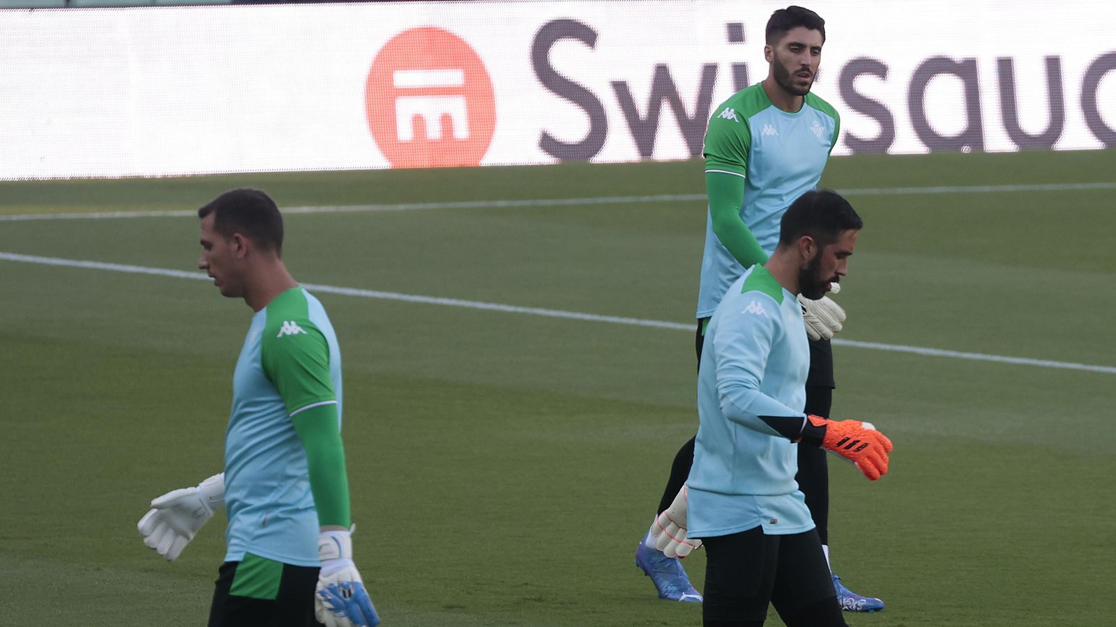 Claudio Bravo, Rui Silva y Joel Robles.