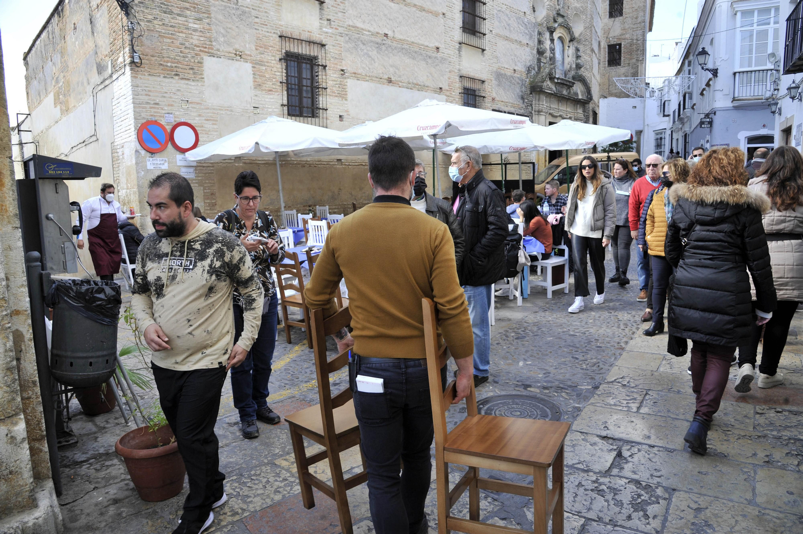 Ambiente en una plaza de Arcos durante el pasado puente.