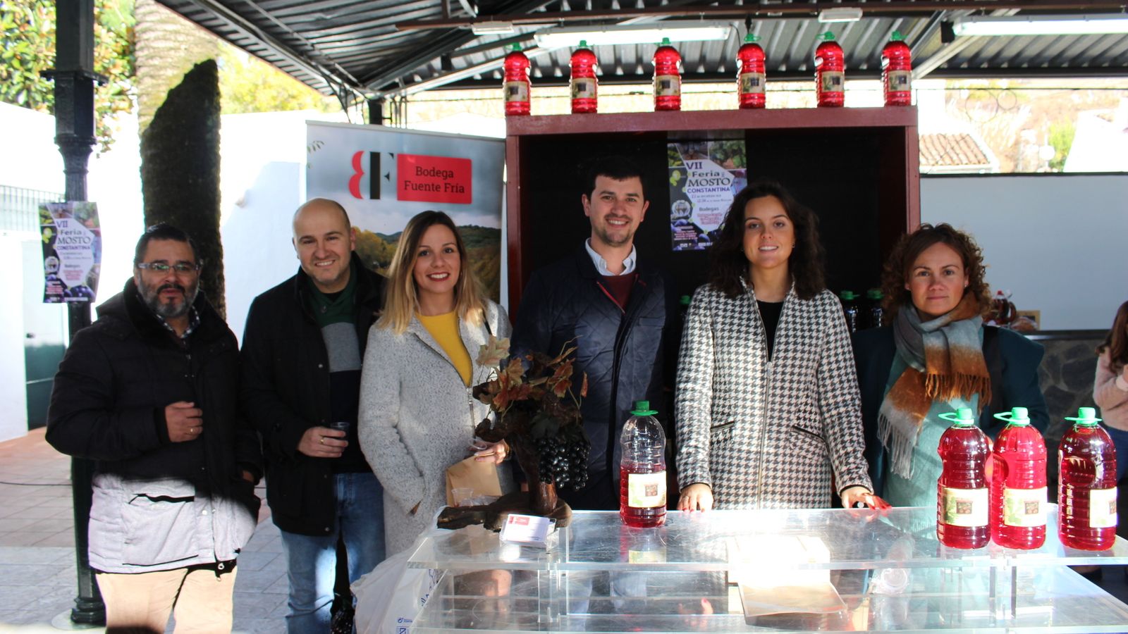 Expositor de mosto rosado de Constantina.