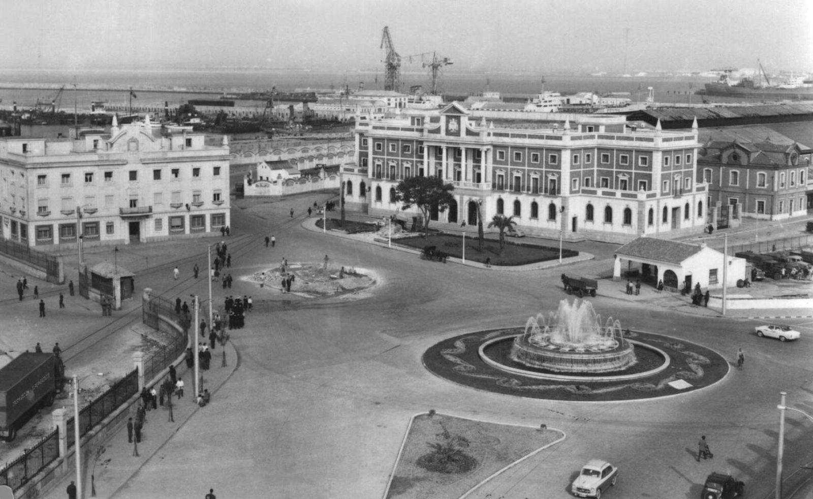Cien años de cambios en la plaza de Sevilla de Cádiz
