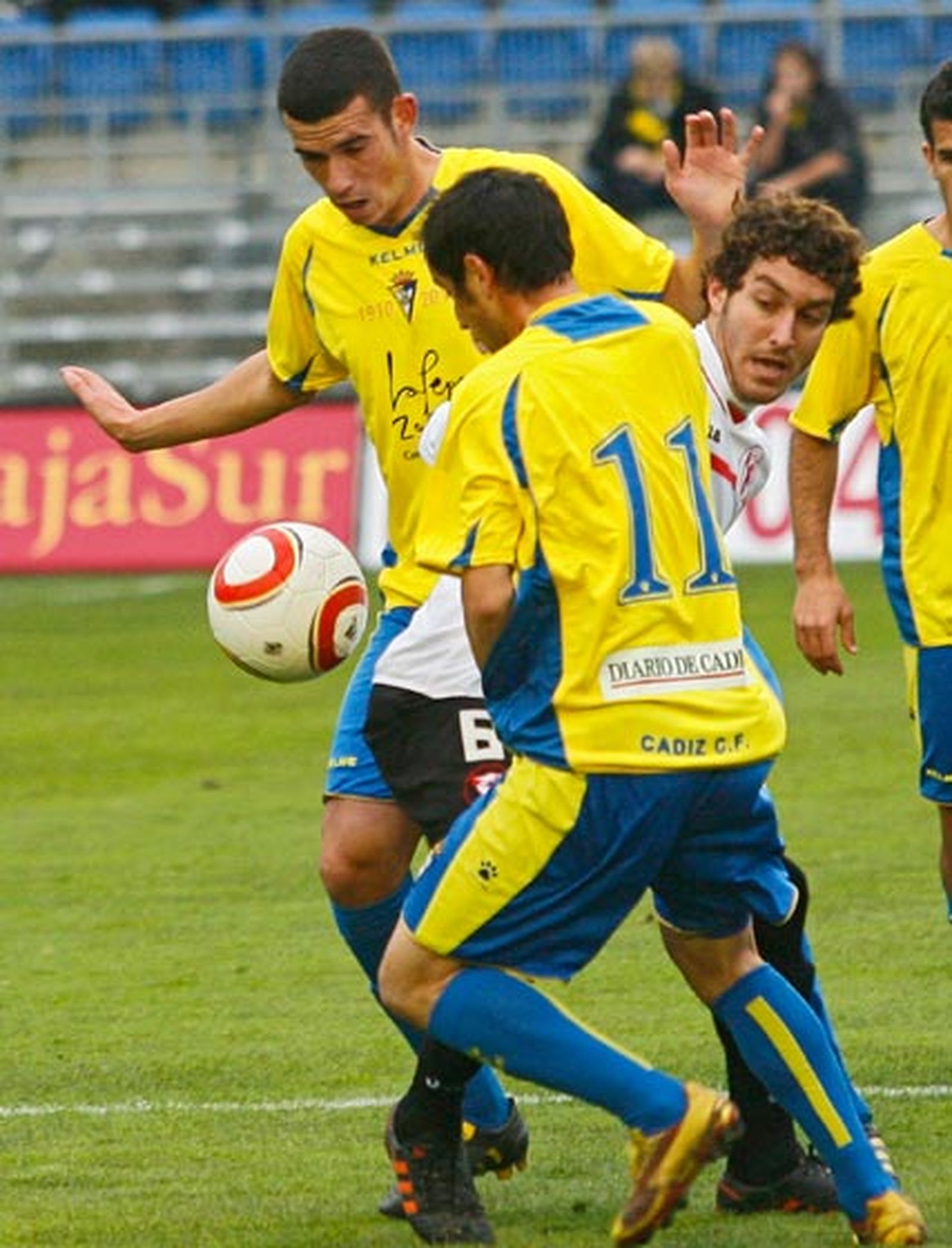 El Cádiz de Jose González,que suma la cuarta victoria consecutiva, somete al filial sevillista en un partido trabado gracias a los goles de Pachón y Enrique

Foto: Jesus Marin