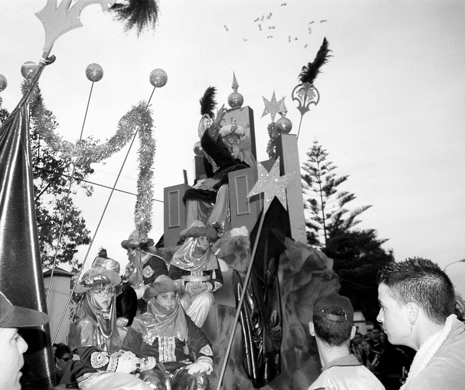 El Rey Melchor tirando caramelos, en la Cabalgata de la Ilusión de 2002 en San Fernando
