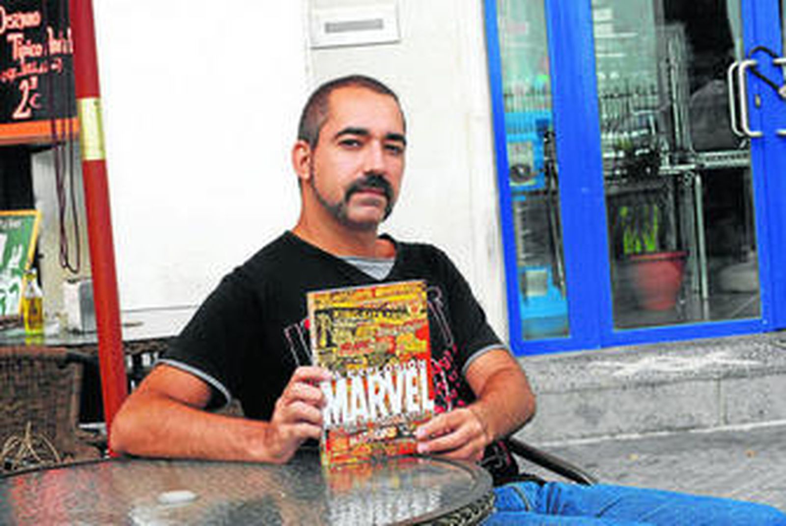 José Joaquín Rodríguez Moreno posa junto a un ejemplar de su obra.